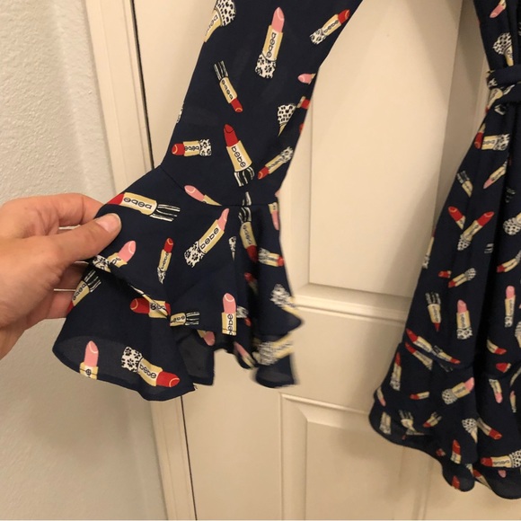 NWT New Bebe Denise Rufffled Navy Blue Wrap Dress Lipstick Print Sz  10 - Picture 9 of 16